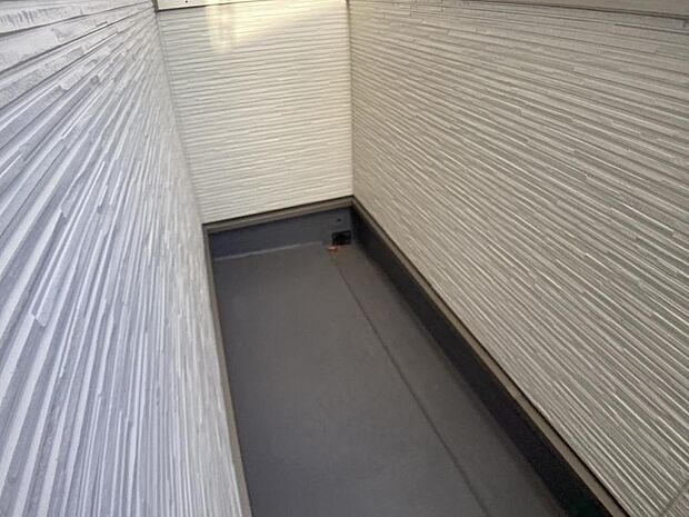 【バルコニー】陽当りの良いバルコニーはお洗濯物が効率よく乾きます。季節の光と風を感じられるとっておきの空間です。