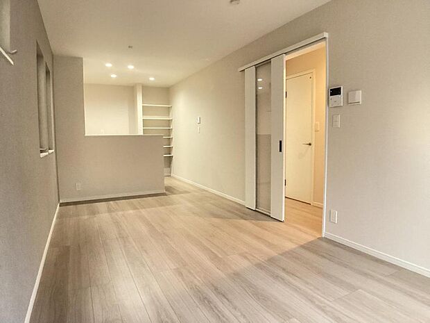 【リビング】リビングはご家族やお客様との時間など、多くの時を刻む空間。建築家が吟味を重ねたこだわりの設計です。