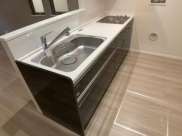 【キッチン】機能充実のシステムキッチンです。浄水器一体型水栓に3口グリルコンロ、食洗器と充実しておりママの家事をサポート致します。