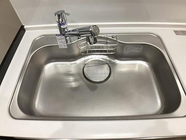 【浄水器一体型水栓】水栓の中に浄水カートリッジが組み込まれた「浄水器一体型水栓」です。ホースが伸びるのでシンクのお掃除も快適です。