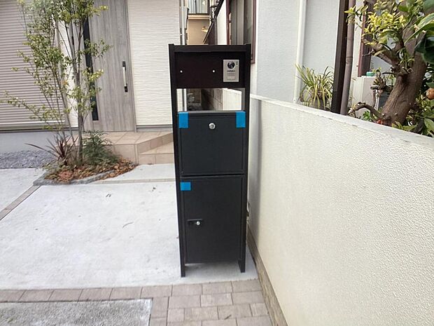 【宅配BOX】宅配物もしっかり保管出来る宅配BOXが設置されております。留守中の荷物の受け渡しもスムーズに♪長期不在時もご安心いただけます。