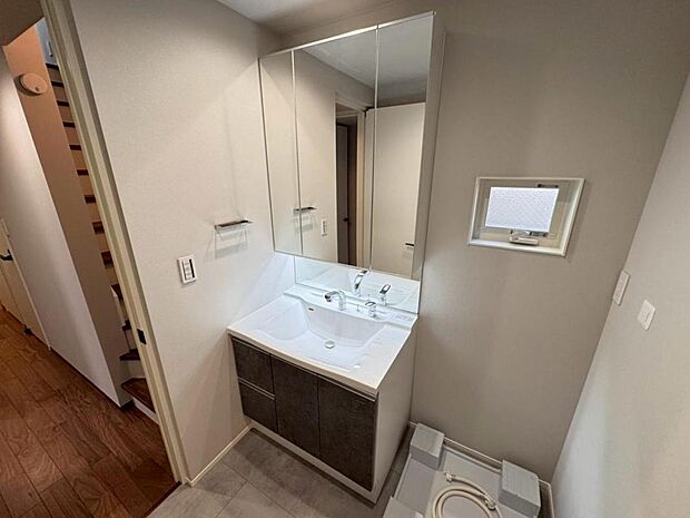 【洗面化粧台】見た目の美しさだけではなく、機能性も追求した使い勝手の良い鏡裏収納付3面鏡型の独立洗面化粧台。広めで使いやすく、収納豊富なキャビネットでいつもすっきり清潔に保てます♪