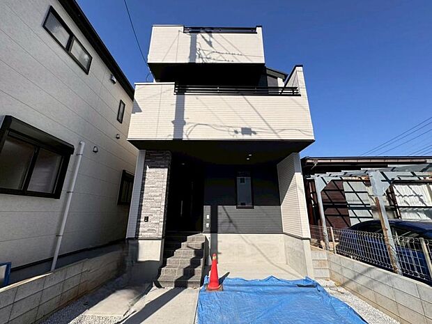 【外観】木造３階建て設計、４ＬＤＫ＋カースペース。暮らしを豊かにサポートする仕様設備や広々としたキッチンなど魅力が詰まったお住まいです。