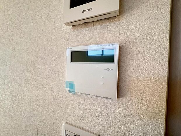 【オートバス】離れた場所からでも浴槽の操作が可能な追い焚き機能付きです。セミオート式になりますので操作も楽々。