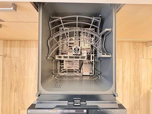 【食洗機】立ったままラクな姿勢で食器の出し入れができる食洗器を標準装備。キッチンにすっきり収まり使いやすいスライド型ビルトインタイプです。