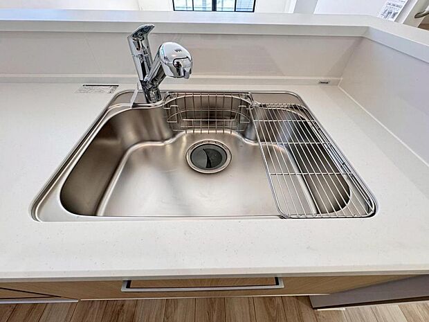 【浄水器一体型水栓】「浄水器一体型水栓」ですので、すぐに調理に使用できます。ミネラルウォーターを購入しなくて済むため人気を集めています。