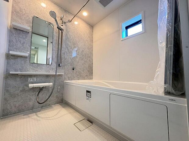 【バスルーム】一日の疲れを癒すバスルームは広々一坪タイプ。足を伸ばしてゆったりと浴槽に浸かっていただけます。雨の日や花粉の時期のお洗濯に最適な浴室換気乾燥機能もございます。
