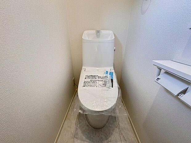 【トイレ】白を基調とし清潔感をデザインしたトイレ空間です。使い心地もしっかり追求した先進のトイレを搭載しております。