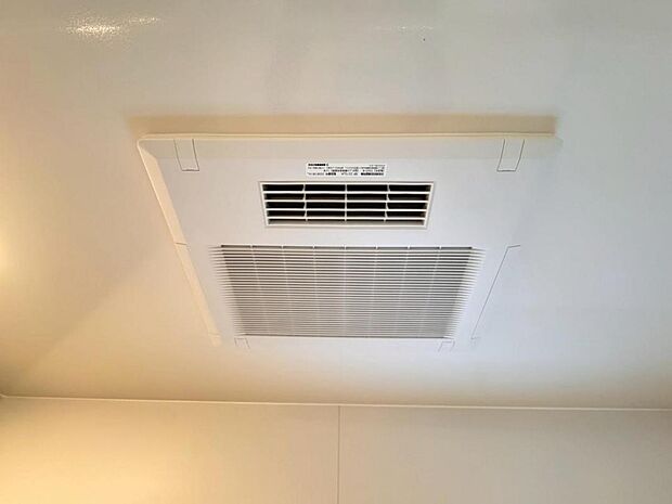 【浴室換気乾燥機】「浴室換気乾燥機」は梅雨の季節や春先の花粉の季節、最近ではPM2.5や黄砂の飛来対策としても外干しせずに室内で乾燥できるため、とても便利です。