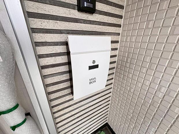 【メールボックス】主張しすぎないシンプルな設計で、玄関周りにナチュラルに調和するメールボックスです。