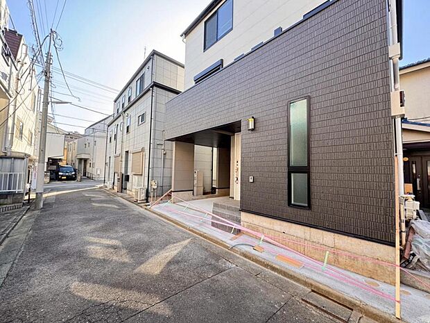 【前面道路】3.8Ｍ道路に面した立地で陽当りに恵まれております。歩道もしっかり整備されておりますので、小さなお子様がいらっしゃるファミリー層にも安心です。