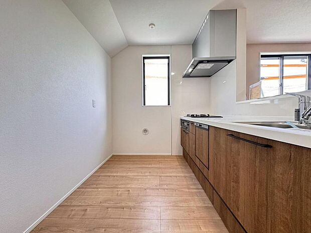 【キッチン】浄水器一体型水栓に3口グリルコンロ、食洗器と機能充実なシステムキッチンで、効率的な家事作業をサポート。キッチンワークが楽しくなります。