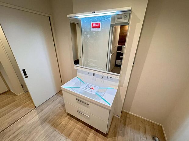 【洗面化粧台】実用性と機能美を兼ね備えた先進の洗面化粧台になります。耐水性や撥水性にも優れた仕様、3面鏡と一体となったキャビネットは収納力もUPします。