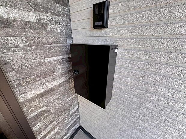 【メールボックス】主張しすぎないシンプルな設計で、玄関周りにナチュラルに調和するメールボックスです。