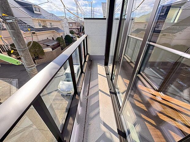 【バルコニー】陽当りの良いバルコニーはお洗濯物が効率よく乾きます。季節の光と風を感じられるとっておきの空間です。