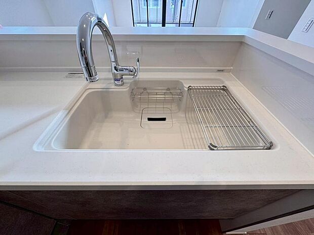 【浄水器一体型水栓】水栓の中に浄水カートリッジが組み込まれた「浄水器一体型水栓」です。ホースが伸びるのでシンクのお掃除も快適です。