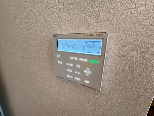 【床暖房】足元からじんわり暖まり、空気や肌が乾燥しにくく、また塵や埃も舞い上がりません。コードがなく室内はスッキリするので小さなお子様やペットがいるご家庭にも最適です。