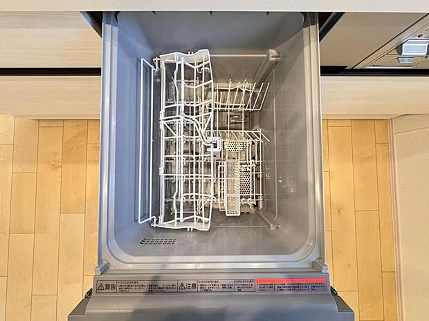 【食洗機】立ったままラクな姿勢で食器の出し入れができる食洗器を標準装備。キッチンにすっきり収まり使いやすいスライド型ビルトインタイプです。