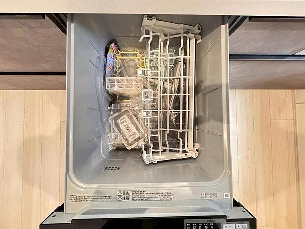 【食洗機】しつこい油汚れもサッと溶かして洗います。除菌も出来るので小さなお子様の食器洗いにも安心です。また、手洗いに比べて使用水量はごくわずか。時間と水道の節約になります。