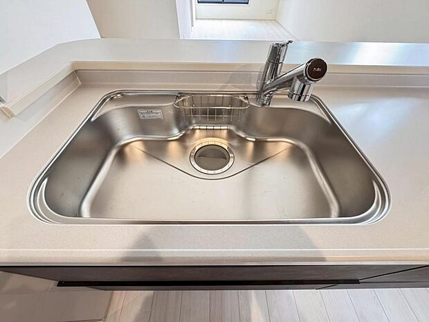 【浄水器一体型水栓】水栓の中に浄水カートリッジが組み込まれた「浄水器一体型水栓」です。ホースが伸びるのでシンクのお掃除も快適です。