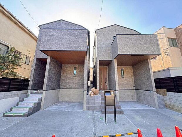 【外観】木造２階建て設計、３ＬＤＫ＋ルーフバルコニー＋カースペース。暮らしを豊かにサポートする仕様設備や広々としたキッチンなど魅力が詰まったお住まいです。