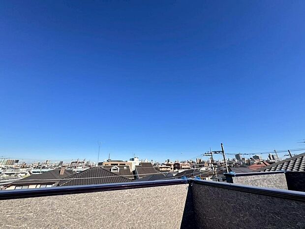 【眺望】陽当たり・通風・開放感・眺望に恵まれた環境です。周辺は高い建物がなく青い空が遠くまで広がります。