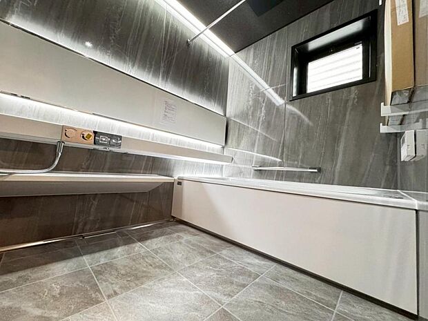 【バスルーム】ゆっくりお寛ぎ頂ける様、ゆとりの1616サイズの浴室になります。半身浴も楽しめる浴槽は極上の入浴を叶えてくれます。窓から差し込む陽光が浴室全体を明るく照らしてくれます。