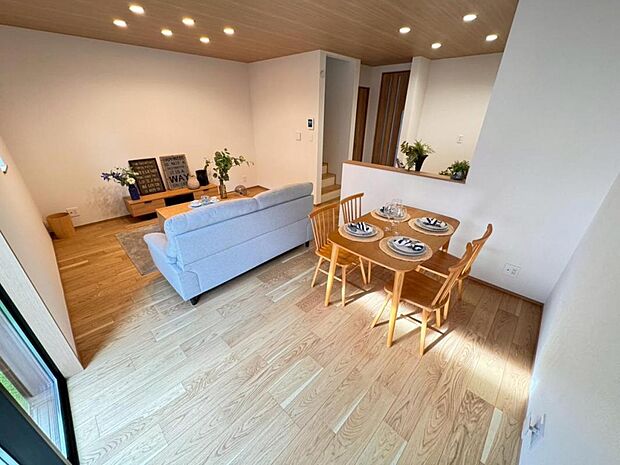 【ダイニング】リビングは１５．３帖ございます。家具が設置してありますので、実際の生活のイメージがしやすくなっております。是非ご家族皆様で現地をご覧ください。