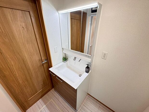 【洗面化粧台】実用性と機能美を兼ね備えた先進の洗面化粧台になります。耐水性や撥水性にも優れた仕様、3面鏡と一体となったキャビネットは収納力もUPします。
