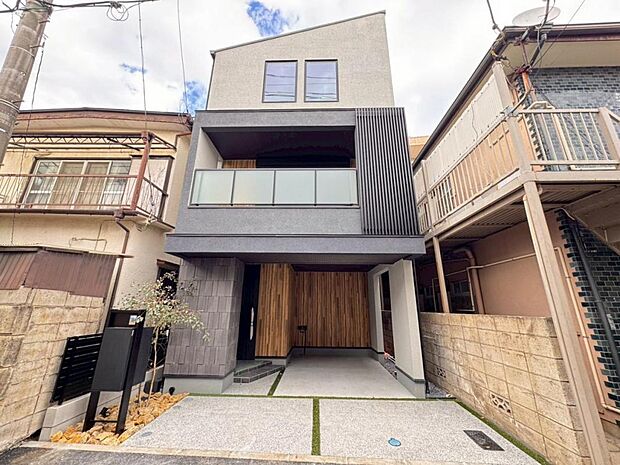 【外観】木造３階建て設計、４ＬＤＫ＋カースペース。暮らしを豊かにサポートする仕様設備や広々としたキッチンなど魅力が詰まったお住まいです。