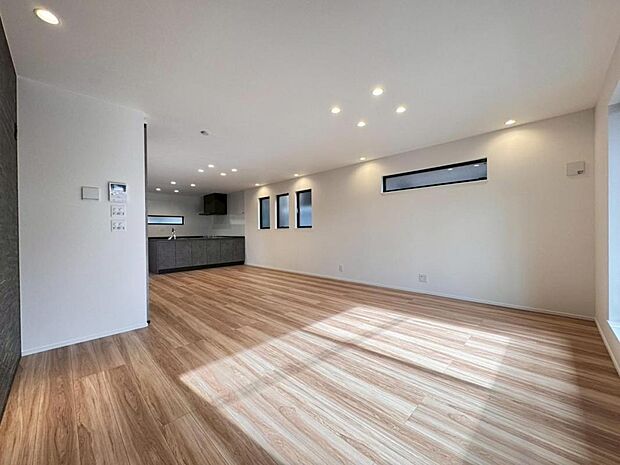 【ダイニング】リビングは２５帖ございます。外からの視線が気になりにくい２階リビング。プライベートを守りながら、ご家族との楽しい時間をお過ごし頂けます。