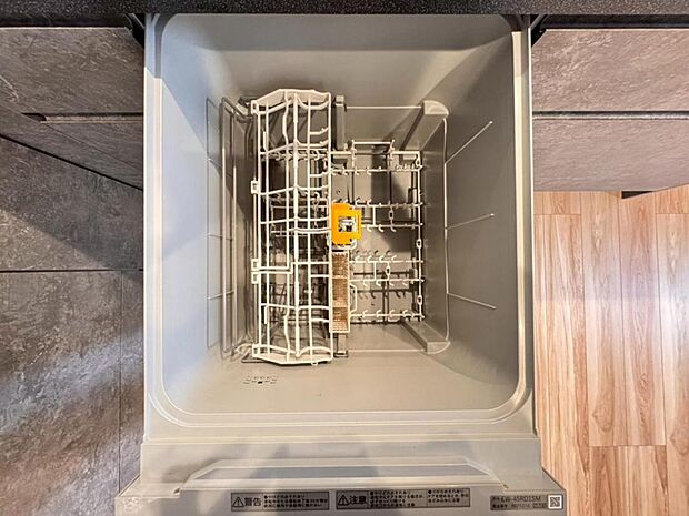 【食洗機】立ったままラクな姿勢で食器の出し入れができる食洗器を標準装備。キッチンにすっきり収まり使いやすいスライド型ビルトインタイプです。