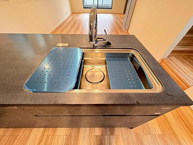 【浄水器一体型水栓】「浄水器一体型水栓」ですので、すぐに調理に使用できます。ミネラルウォーターを購入しなくて済むため人気を集めています。