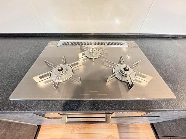 【3口ガスコンロ】3口ガスコンロで同時に複数の調理を進められるため、調理時間が短縮できます。