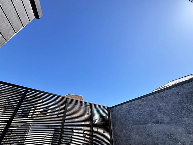 【眺望】陽当たり・通風・開放感・眺望に恵まれた環境です。周辺は高い建物がなく青い空が遠くまで広がります。