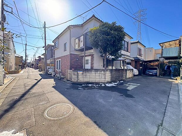 【前面道路】お車の出し入れも便利な前面道路です。歩道もしっかり整備されておりますので、小さなお子様がいらっしゃるファミリー層にも安心です。