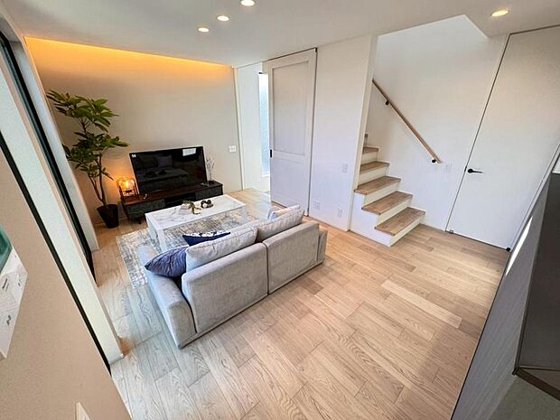 【ダイニング】リビングは１９．７帖ございます。外からの視線が気になりにくい２階リビング。プライベートを守りながら、ご家族との楽しい時間をお過ごし頂けます。