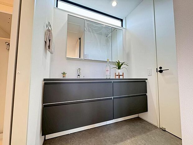 【洗面化粧台】見た目の美しさだけではなく、機能性も追求した使い勝手の良い鏡裏収納付3面鏡型の独立洗面化粧台。広めで使いやすく、収納豊富なキャビネットでいつもすっきり清潔に保てます♪