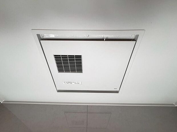 【浴室換気乾燥機】「浴室換気乾燥機」は梅雨の季節や春先の花粉の季節、最近ではPM2.5や黄砂の飛来対策としても外干しせずに室内で乾燥できるため、とても便利です。