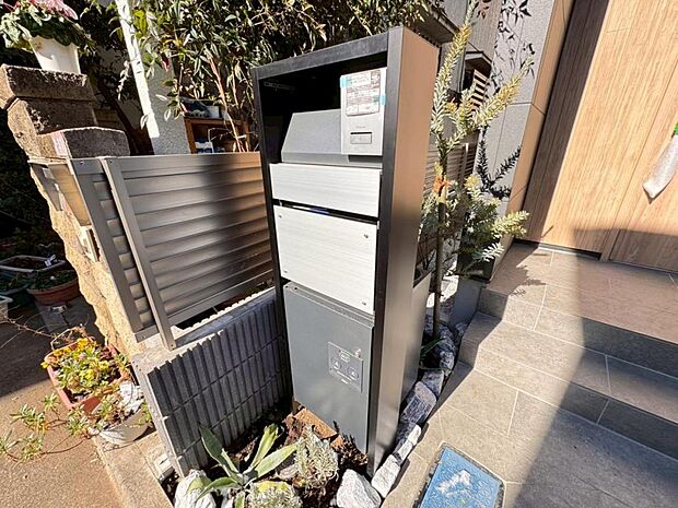【宅配BOX】大型宅配物もしっかり保管出来る宅配BOXが設置されております。留守中の荷物の受け渡しもスムーズに♪長期不在時もご安心いただけます。