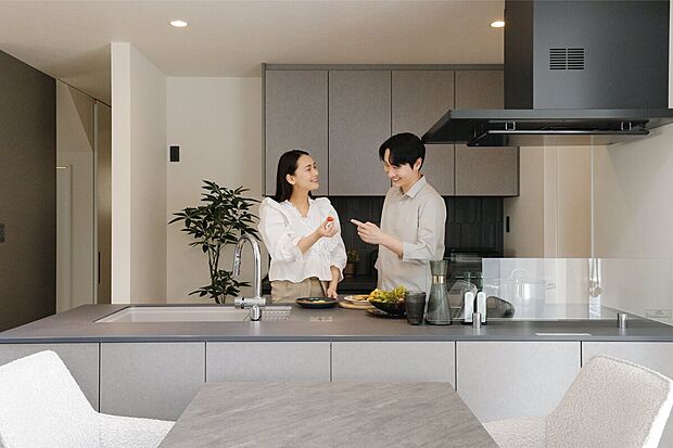 LDKを見守る機能美溢れるフルフラットキッチン。