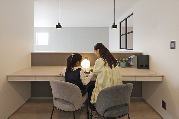 吹抜けに面したオープンなライブラリースペースは、上下階での家族の会話が生まれる。