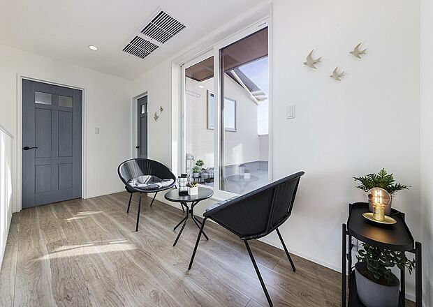 【2階のホール】バルコニーに面していて、中と外を共有できるくつろぎスペースです。