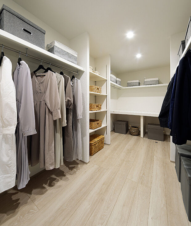 【主寝室に隣接したWIC】6.2帖の大容量。２ヵ所に扉があり回遊できるので、毎朝の身支度がスムーズに行える快適な空間