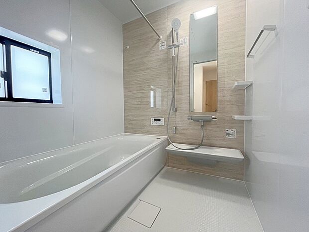 ◆17号棟◆～Bath Room～  窓付きのバスルーム。陽射し差し込む明るい環境は、日中の入浴も気持ち良くお使い頂けそうです。また、浴室乾燥機も完備しております。換気環境も良好です。