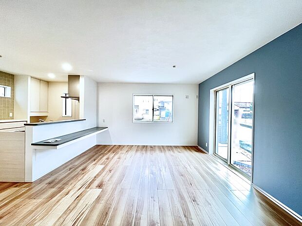 ◆B6号棟◆～Living～  豊かな陽光がこの場所を照らしだす。  光溢れるこの空間はみんなの笑顔が集う場所、時を忘れ、つきることのないたわいもない会話を楽しむ時間、たくさんの思いが綴られる場所。