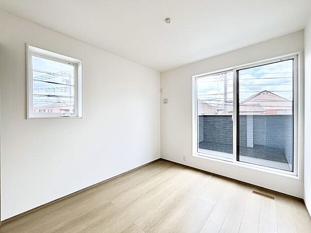 ◆２号棟◆～Bed Room～　2面採光を確保した明るい室内は、風通しも良く、大変居心地の良い空間となっております。爽やかな風を感じて起きる朝は、快適生活の始まりに！日当たりや通風がとても良い住まい♪