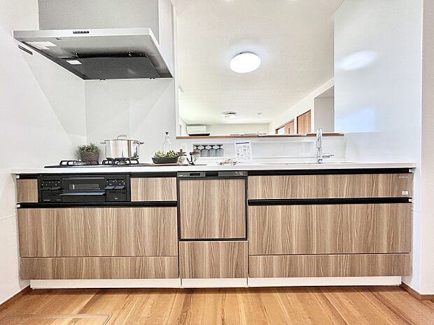 ～Kitchen～　会話が弾むリビング、料理が愉しくなるキッチン。家は、ただ生活する場ではなく、暮らしを愉しく、快適にする場所。笑顔の毎日、安らぎの日々のために、最新の設備・仕様を採用。