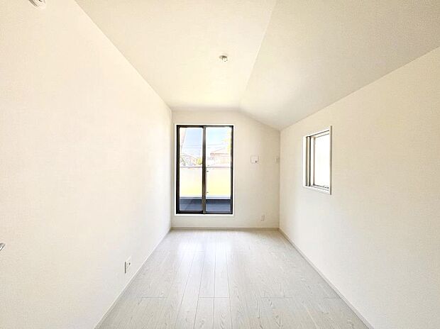 ◆1号棟◆～Bed Room～　バルコニーからの採光で朝もスッキリ目が覚めそうですね！穏やかな光が差し込む室内には、穏やかな時間が流れます。休日には、落ち着いた空間で自分の趣味を楽しむのはいかがですか