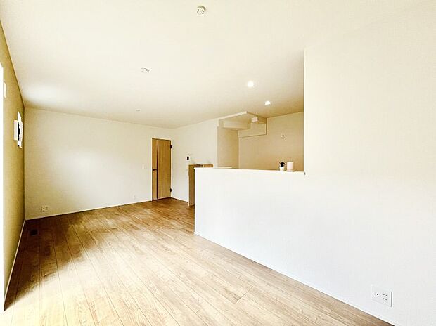 ◆2号棟◆~Living~ 飽きの来ないシンプルでおしゃれなLDK。大きな窓から日差しが差し込むので室内も明るく、家族の憩いの場としてピッタリです。開放感と日当たりの良さを是非ご覧ください!